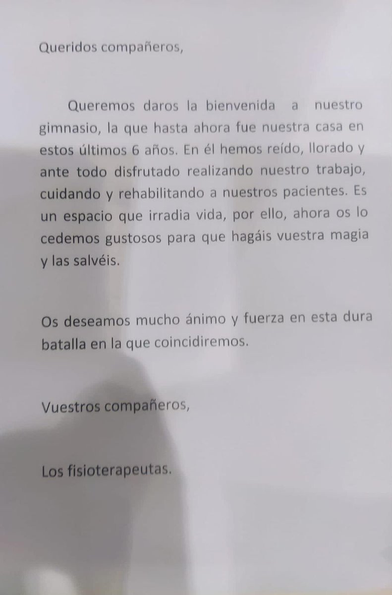 HUCA_Asturias's tweet photo. 🏥 Emocionante mensaje que los #fisioterapeutas del @HUCA_Asturias han dejado para sus compañeros de #CuidadosCriticos en el gimnasio, ahora reconvertido en #UCI 9. Compañerismo, humanidad y solidaridad, valores fundamentales en estos tiempos difíciles. Orgullo de equipo 👏🏻🙌🏻🙌🏻🔝 https://t.co/rin1TJqizW