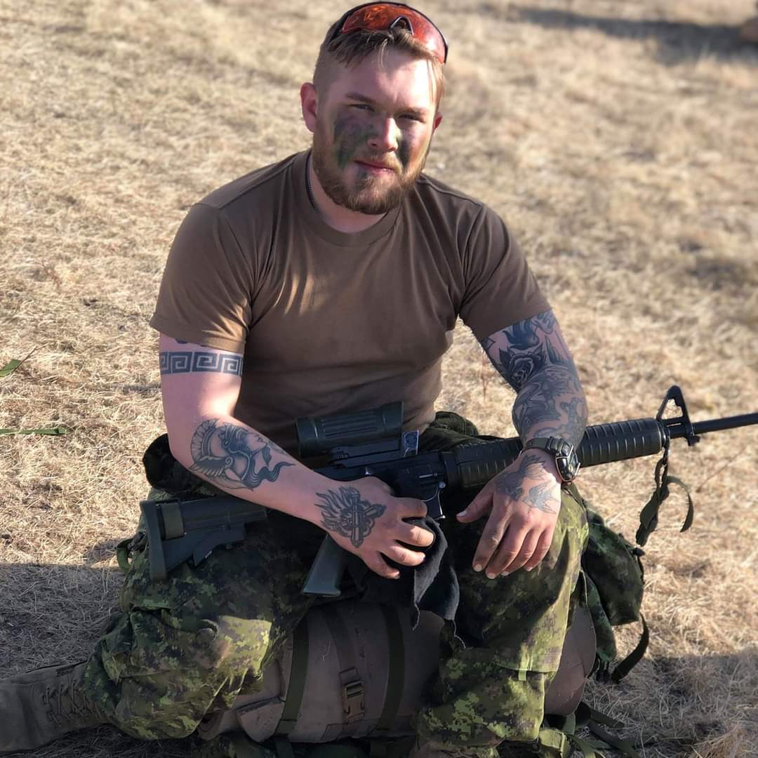 Scoojoe's tweet photo. My hero.   So proud of him today and everyday #armymom https://t.co/pq8yd5WjcG