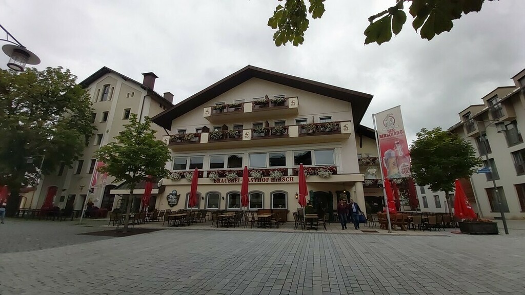 AleDesconocida's tweet photo. 📌Sonthofen
.
Esta pequeña ciudad al sur de Alemania, junto con sus pequeños pueblos de montaña, ofrece un destino perfecto para hacer vacaciones.
.
Sonthofen se encuentra ubicado al suroeste del estado de Baviera, en la región de Suabia, cerca de la … https://t.co/zLGRPy2Yep https://t.co/DtzKqYvziA