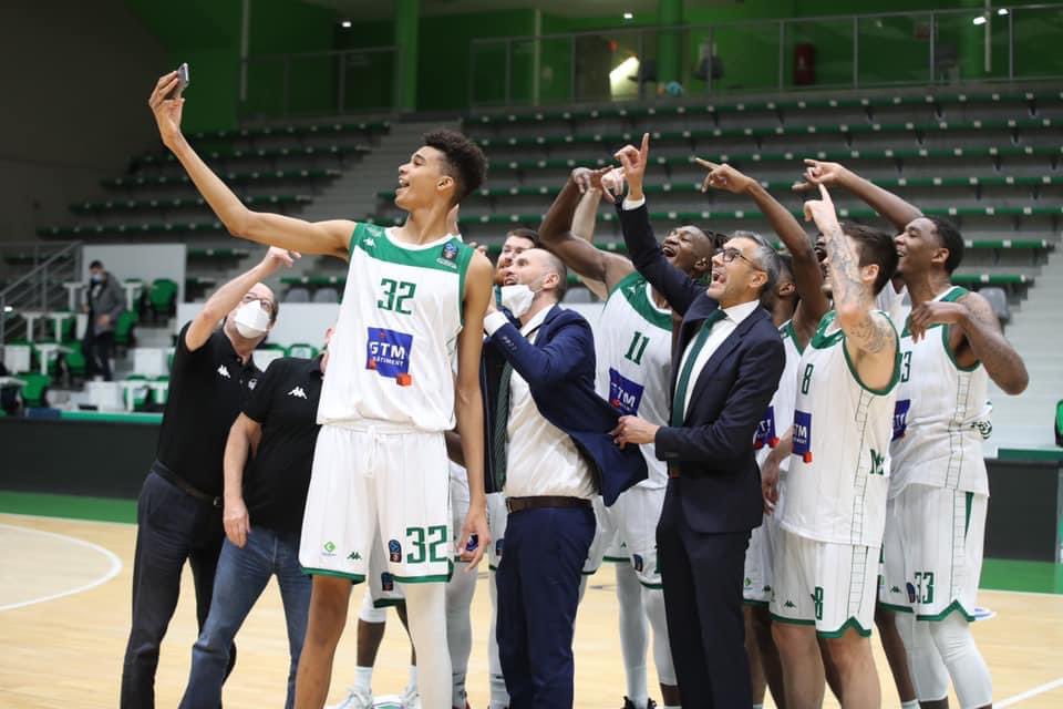 Nanterre92's tweet photo. 😍 About tonight. 

Des sourires, du bonheur, du collectif et de la vie. 

Du Nanterre 92, quoi 💚🏀

#WeAreJSF #Nanterre https://t.co/Dt4LxzSC3s