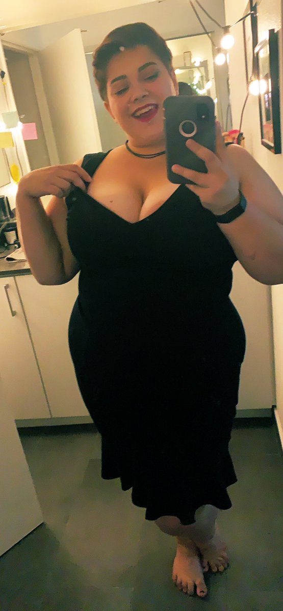 ModernHypocrite's tweet photo. Who ask for photos of me feelin myself? No one. 
Felt cute, I only have 4 followers, who gives a fuck lmao https://t.co/VdvRMXHGW8