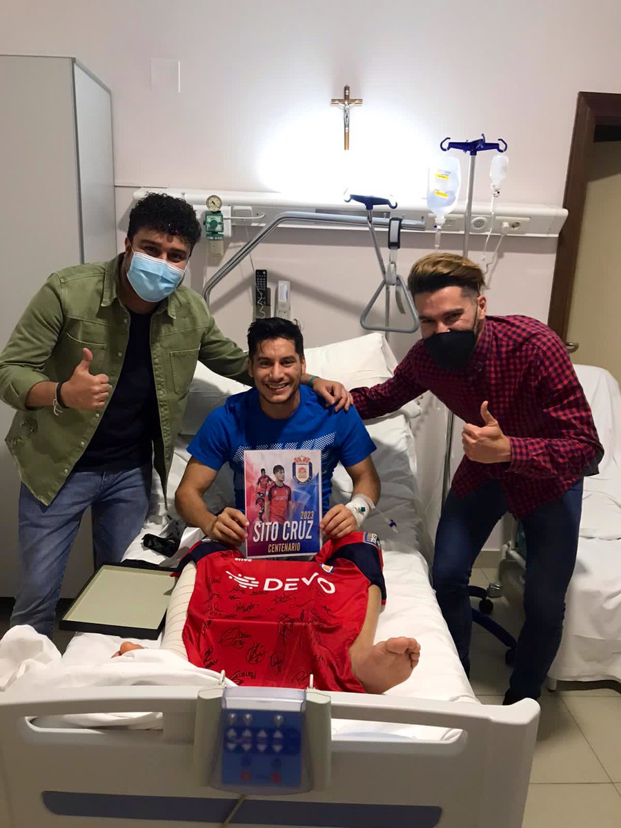 Carlos_Lines's tweet photo. 👉Tenemos guerrero ⚔️🛡para rato 😜
El viejito cumplirá 💯 años con @sitocruz subiendo la banda del Adolfo 🥰
Es lo mínimo que podíamos hacer por ti 🤗
¡Comienza la cuenta atrás! 💪⌛️
#SitoCruzCentenario 🔴🔵⚽️ https://t.co/1JAebaqaKQ