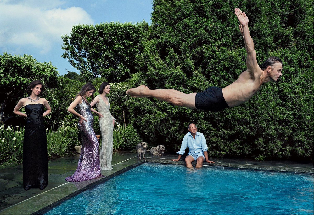 guardian_el_'s tweet photo. Baryshnikov en la piscina de Óscar de la Renta - 📸 Annie Leibovitz https://t.co/5omsnmRauA