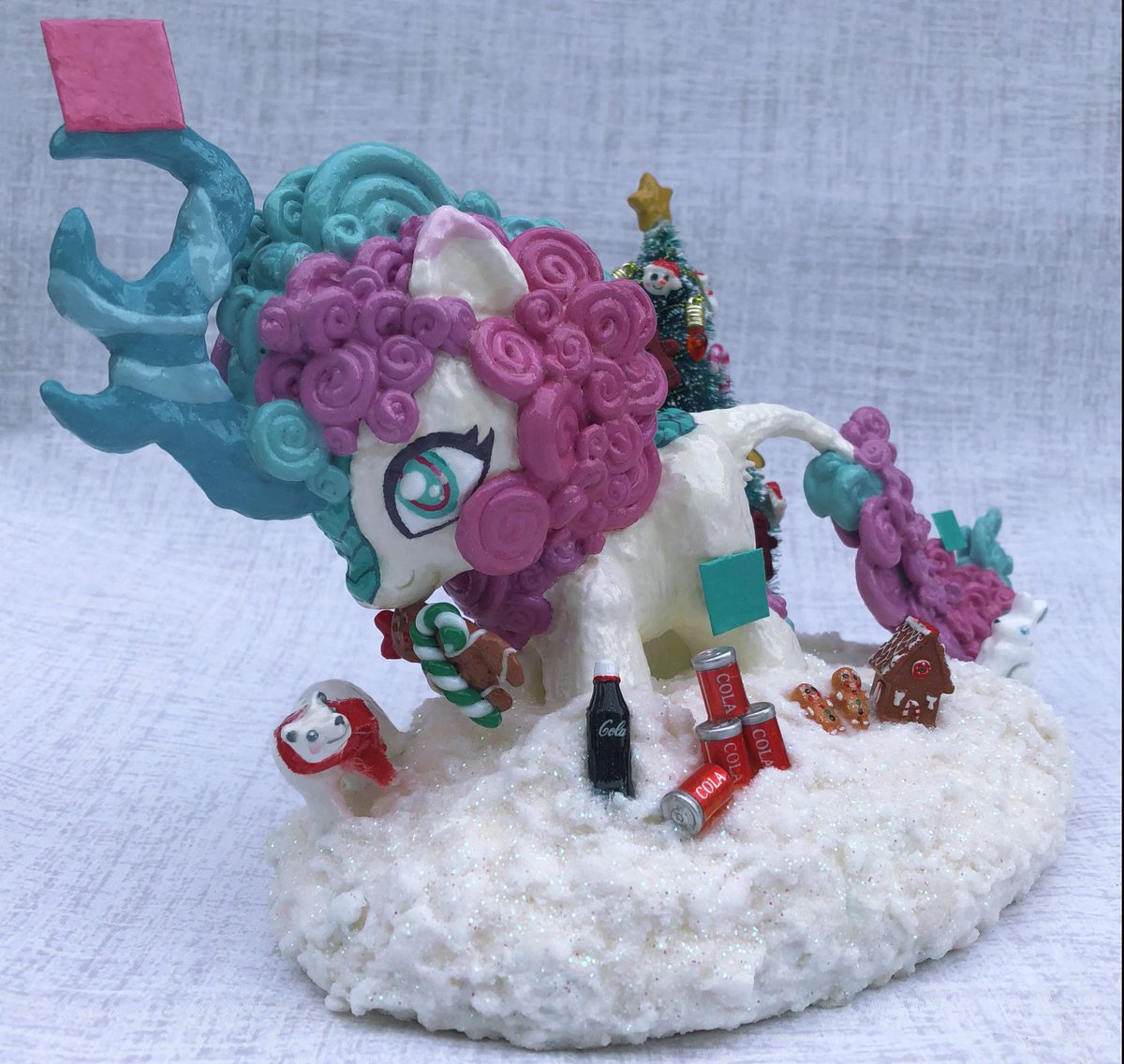 KrazyKariana's tweet photo. Before ↔️ After
Start to finish of my Fizzy Glitch Christmas Display I made for @PonyCiderfest ! #PVCF20 #MLPFIM #MyLittlePony https://t.co/RLl98Lue9T