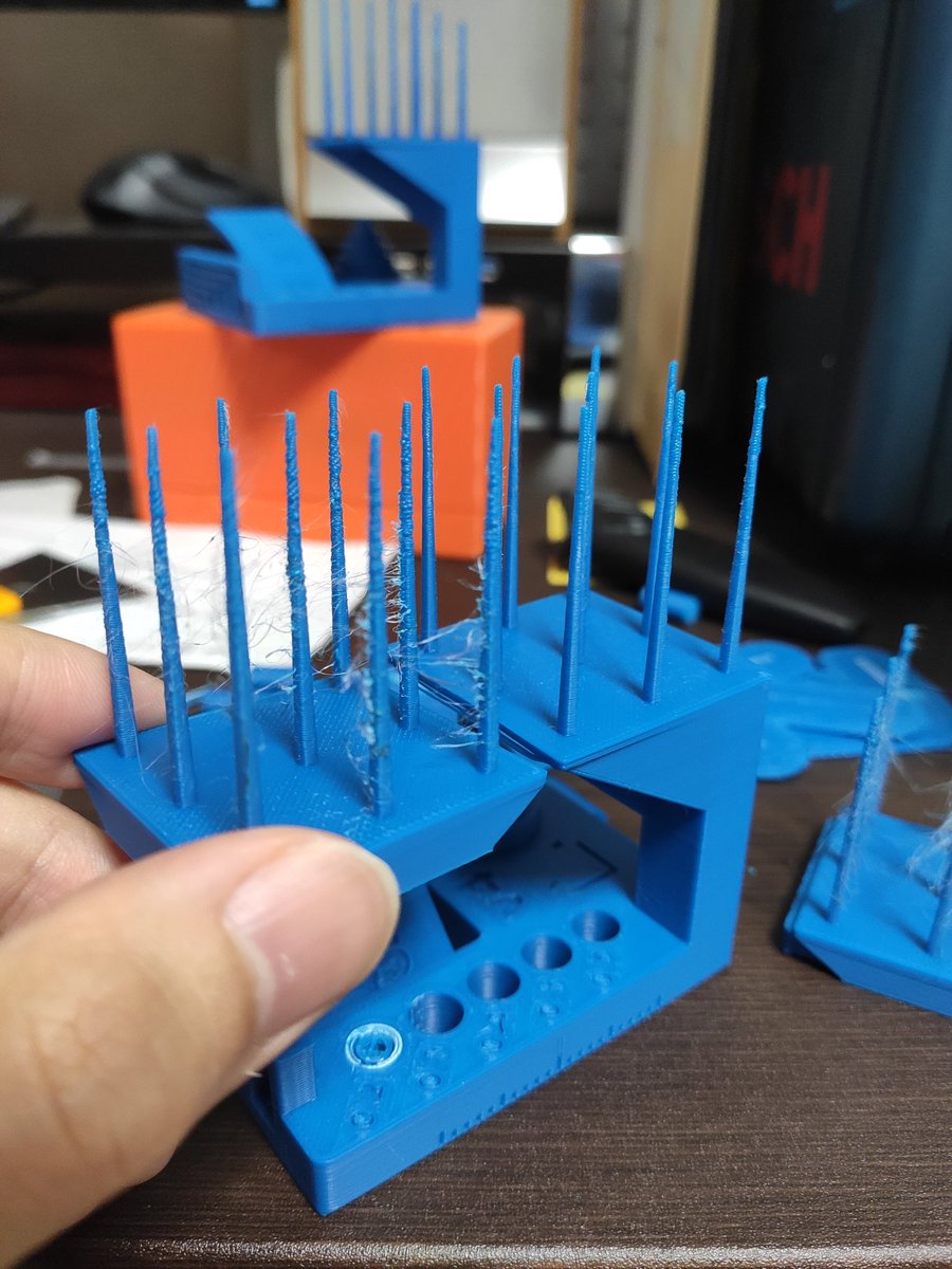 miu_robo's tweet photo. 手前テクダイヤ品、奥純正品のノズル。他の方はテクダイヤで糸引きが減ったというツイートが多い中、M200での糸引き改善進まず。。 中リトラクションの設定を弄ってきましたが、何か違う気がします。糸引き発生の仕組みが良くわからない
#テクダイヤ #400umクオリティチャレンジ #Zortrax #FDMtest https://t.co/32tkZ9Clwp