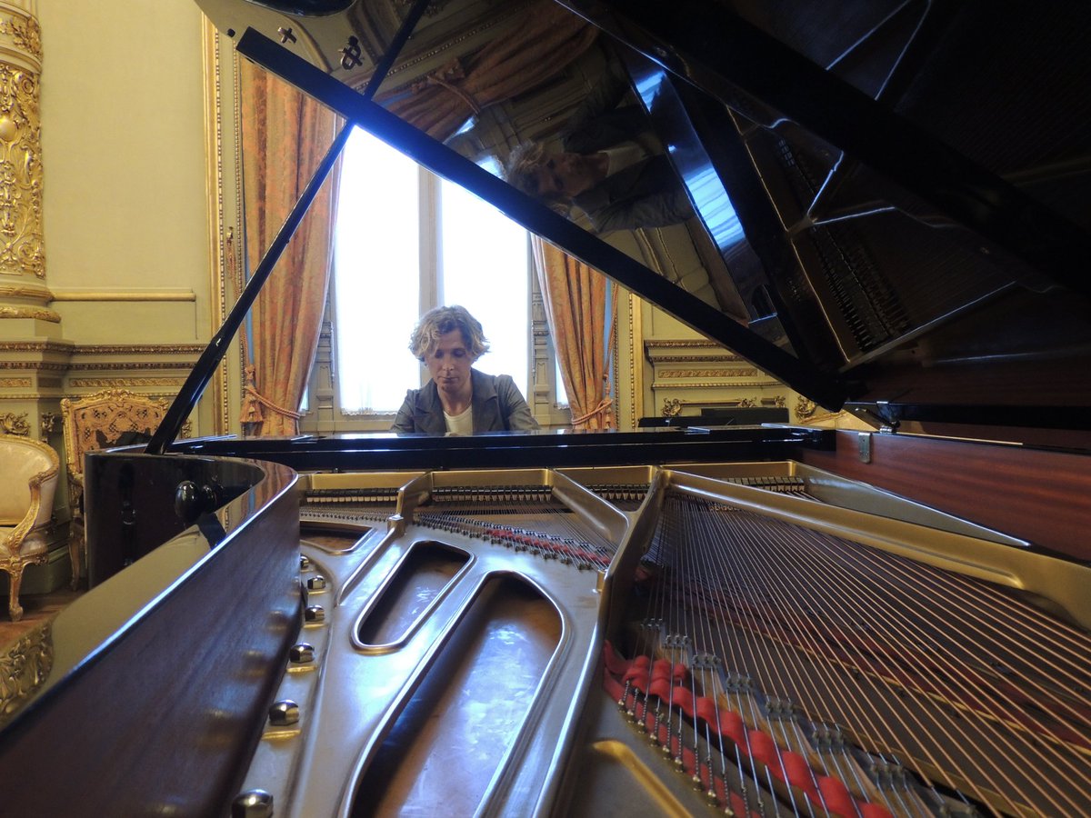 🎹 En la semana del Orgullo, la pianista y compositora Calenna Garbä fue declarada personalidad destacada de la Cultura. ¡Aplausos y felicitaciones para ella! 👏🏳️‍🌈