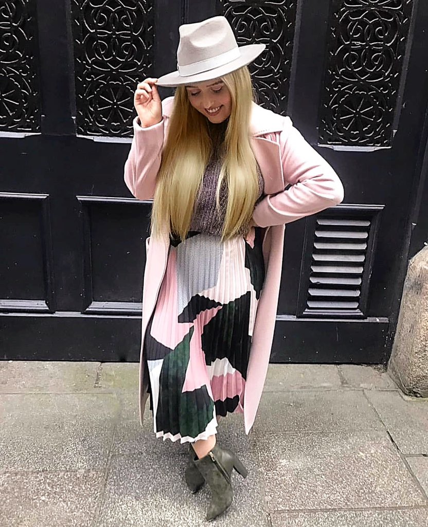 LauraMullett's tweet photo. Throwback to teaming up with the iconic @ted_baker this time last year 😍🙏🏻 I styled an edit of my fave pieces from the collection ✨🛍 I loved this outfit 🤗 #outfit #fashion #tedbaker #whatiwore #stylist #tedtotoe https://t.co/LzcI0GWbAM