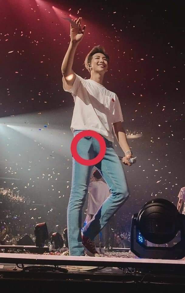 NAMJGIRL's tweet photo. Recuerden que Namjoon siempre lleva un bálsamo labial en el bolsillo de su pantalon y los chicos, sobre todo Jungkook, a menudo lo atracan
Crdts: NAMJOON MY PRINCE
#itrust_lion https://t.co/4JTpZIlP8S