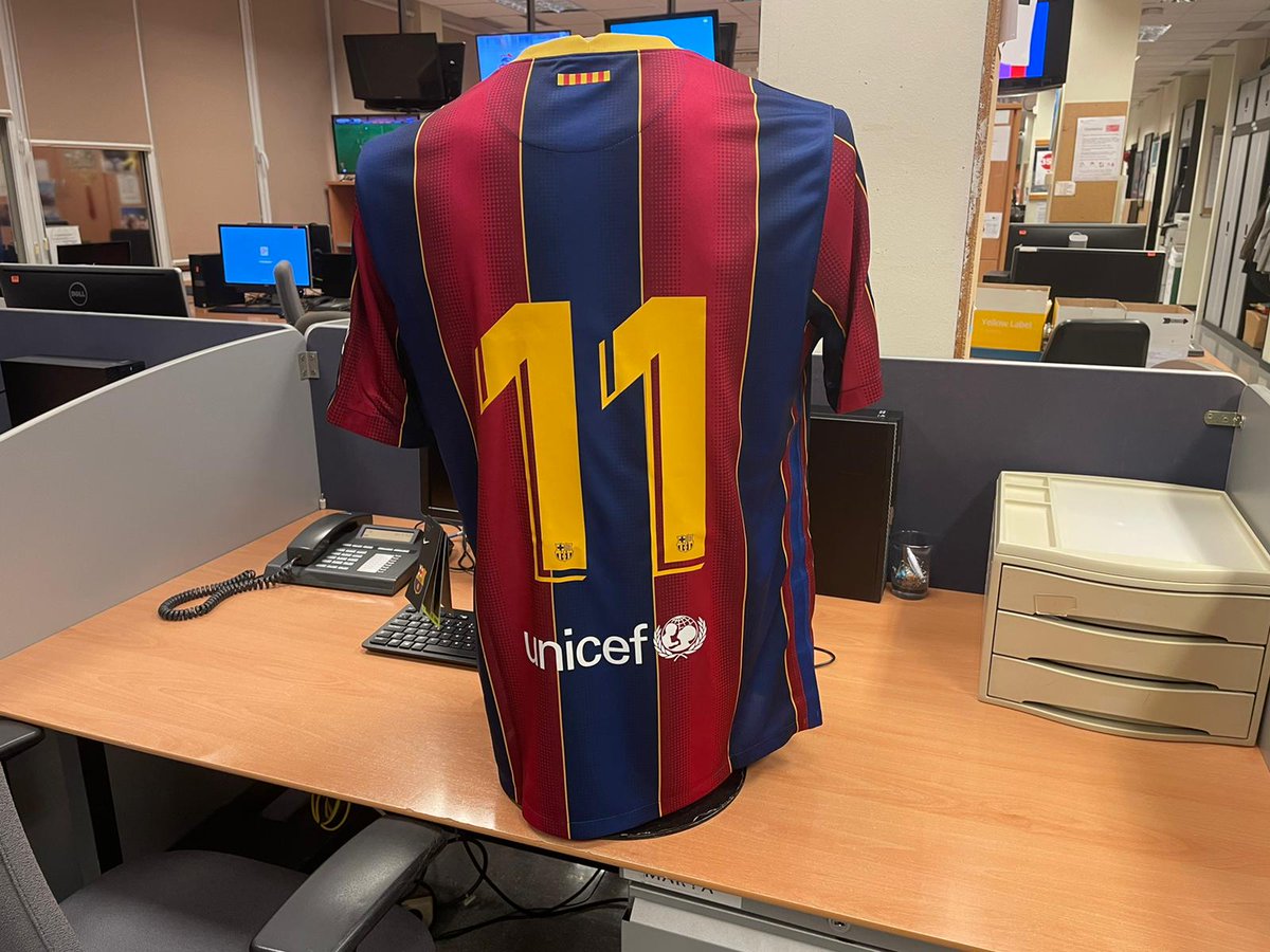 OnzeTv3's tweet image. ⚠️ SORTEGEM UNA SAMARRETA DEL BARÇA!

💥 Una samarreta del Barça amb l&apos;11 a l&apos;esquena pot ser teva! Com? Amb 2 passos molt senzills:

👉 Seguir @OnzeE3
👉 Fer retuit a aquest tuit

⏰ Tens temps fins dilluns a les 23h!
📲 Bases legals: ccma.cat/tv3/onze/concu…
🙌 Sort!

#OnzeE3