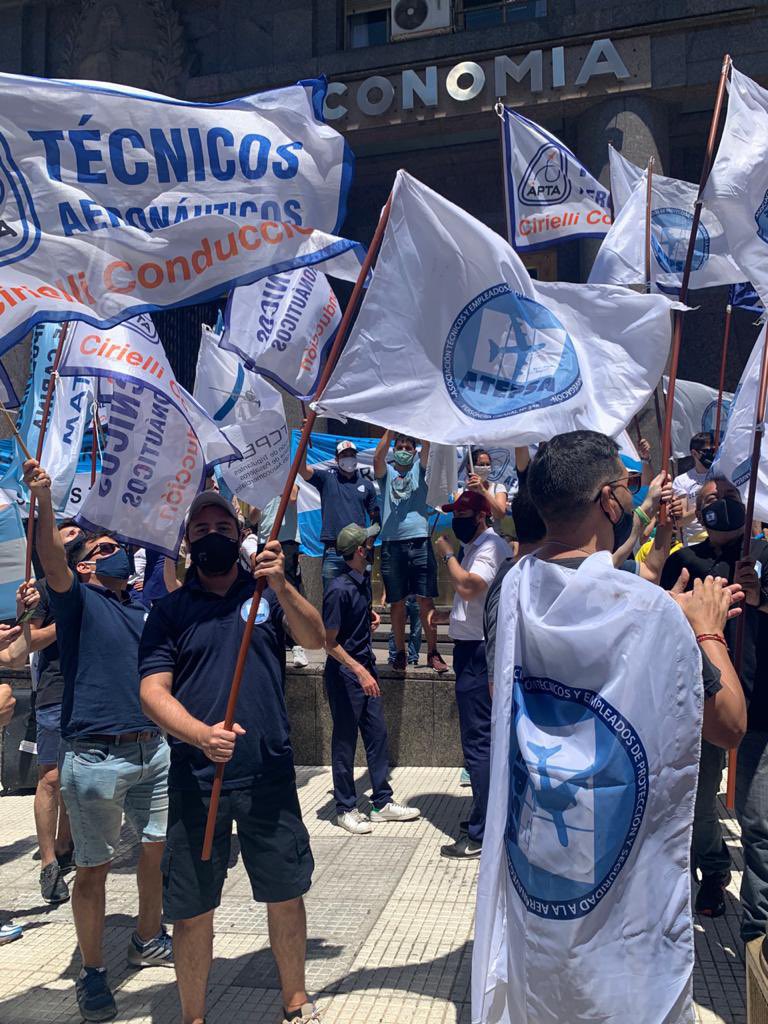 AptaOficial's tweet photo. Caravana Aeronáutica de #SindicatosAeronauticosUnidos en defensa de todos los puestos de trabajo #MeoniMoroniEstaEnSusManos https://t.co/gZC1oDX0PO