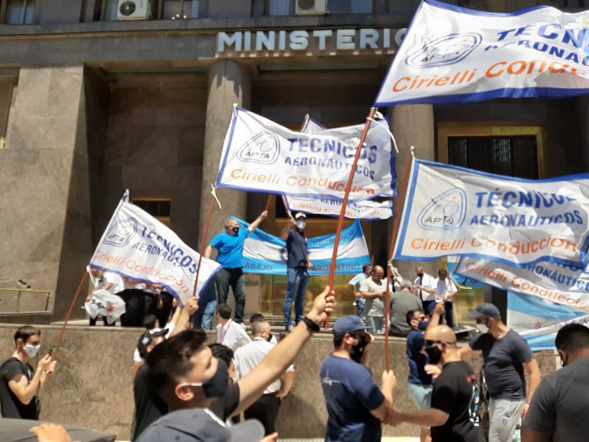 Caravana Aeronáutica de #SindicatosAeronauticosUnidos en defensa de todos los puestos de trabajo #MeoniMoroniEstaEnSusManos