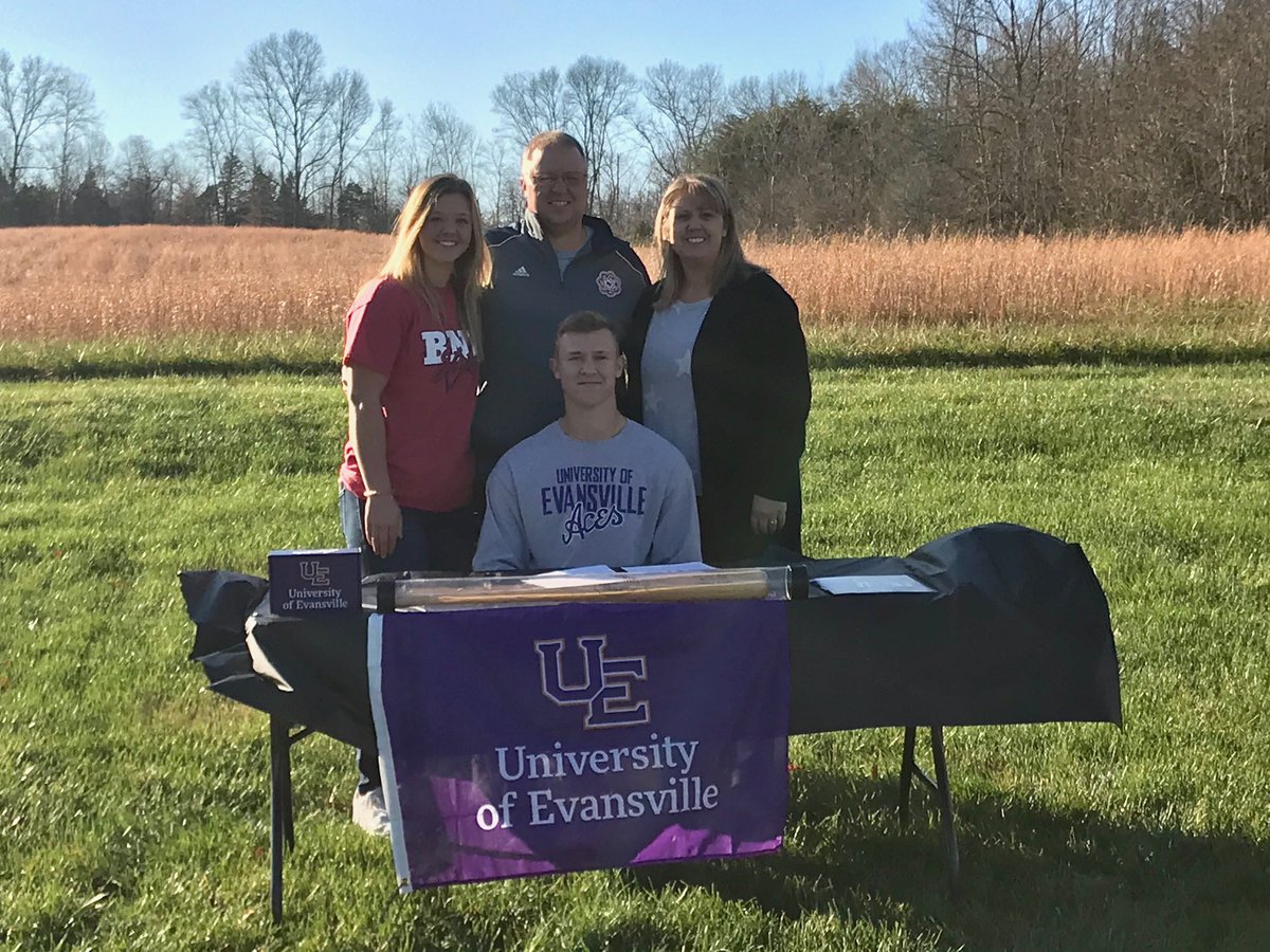 A different way to sign, but still ready to play #ForTheAces