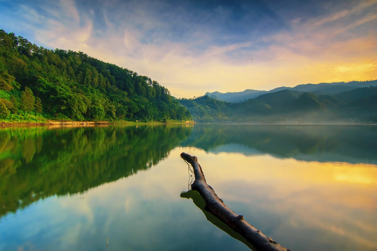 EastJavaTourism's tweet image. It is called #Ngebel Lake, situated in Ngebel subdistrict territory. It is located about 24 km to the north-east of #Ponogoro, Ngebel lake is in the slope of Wilis mountain with 734 metre height on the sea and the temperature 22 to 32 celsius.
#TravelToEastJava #Indonesia