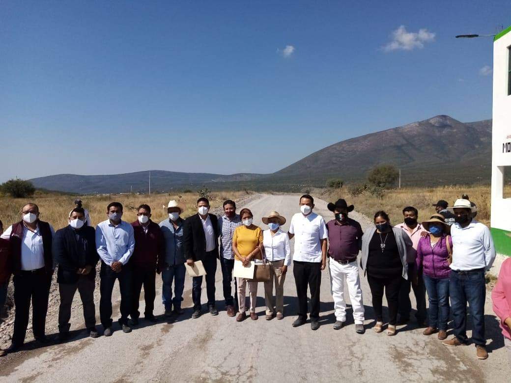 cotoneto_eric's tweet photo. Hoy acudí al inicio de la rehabilitación del tramo carretero de Huatlatlauca- Molcaxac, por invitación de los presidentes municipales de Huatlatlauca, Gilberto López Báez; de Molxacac, Félix Huerta y San Juan Atzompan, Imelda Flores. https://t.co/k5DZB3aVAv