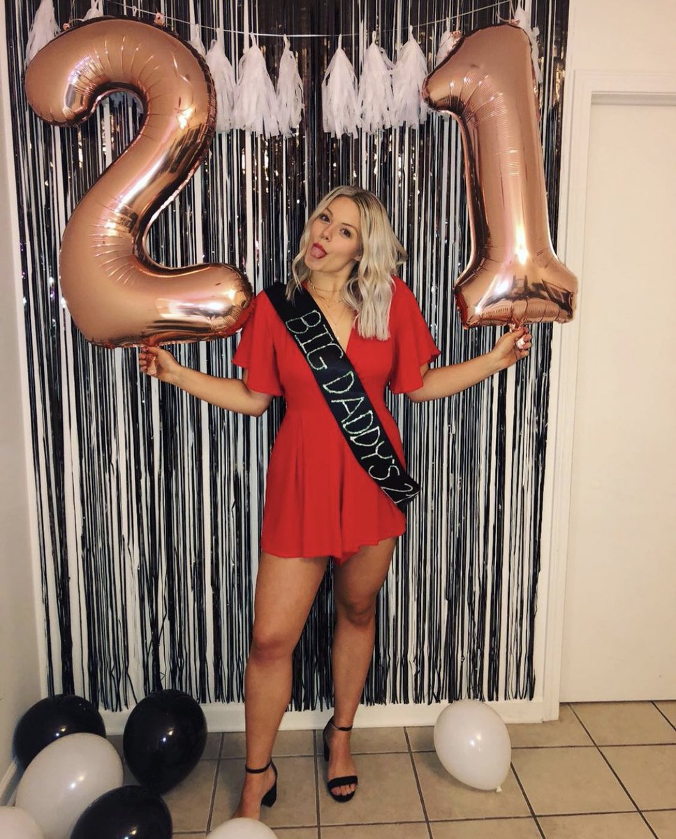 MansionMilf's tweet photo. INTRODUCING ROOMIE TAYLOR: 

- The most mentally stable roomie 
- Goes to bed before 10pm and is up by 8am 
- Big fan of bedtime tea 
- Has a surplus of candles(but don’t tell Larrykinz) https://t.co/holqivJjcx