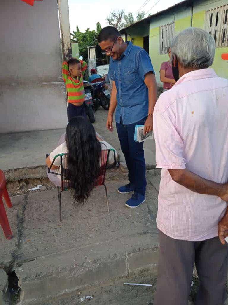 fradomart's tweet photo. #Apure en la tarde de hoy recorrimos el barrio 09 de Diciembre, en cuyas calles crecí jugando pelota de goma y futbolito, llevando el mensaje de cambio y esperanza, promoviendo la reconciliación nacional para reconstruir nuestro país, en la tarjeta del mapa está la Solución https://t.co/MG5Z5SWoiX