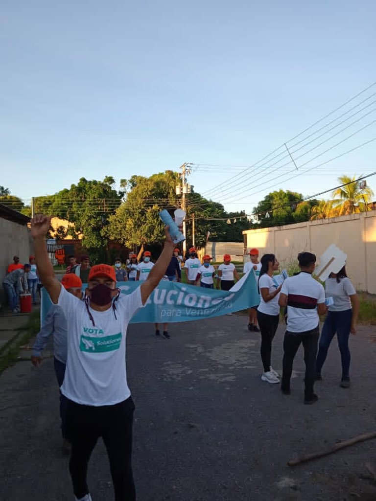 fradomart's tweet photo. #Apure en la tarde de hoy recorrimos el barrio 09 de Diciembre, en cuyas calles crecí jugando pelota de goma y futbolito, llevando el mensaje de cambio y esperanza, promoviendo la reconciliación nacional para reconstruir nuestro país, en la tarjeta del mapa está la Solución https://t.co/MG5Z5SWoiX
