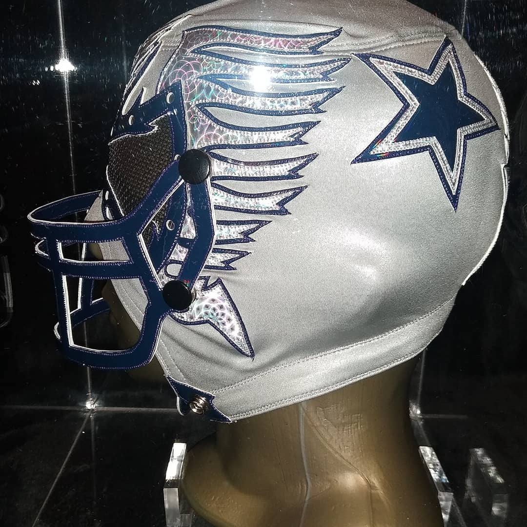 aaaerostar1's tweet photo. Original y único diseño 🏈 para ti que eres gran fanático de la NFL. Máscara Profesional de Aerostar con logotipos de LOS VAQUEROS DE DALLAS, barandilla desmontable. Envíos y entregas garantizados. ( Primero las viste aquí después en cualquier otro lado). #FanNFL @Los_Aerofans https://t.co/ciuKTjmW1l