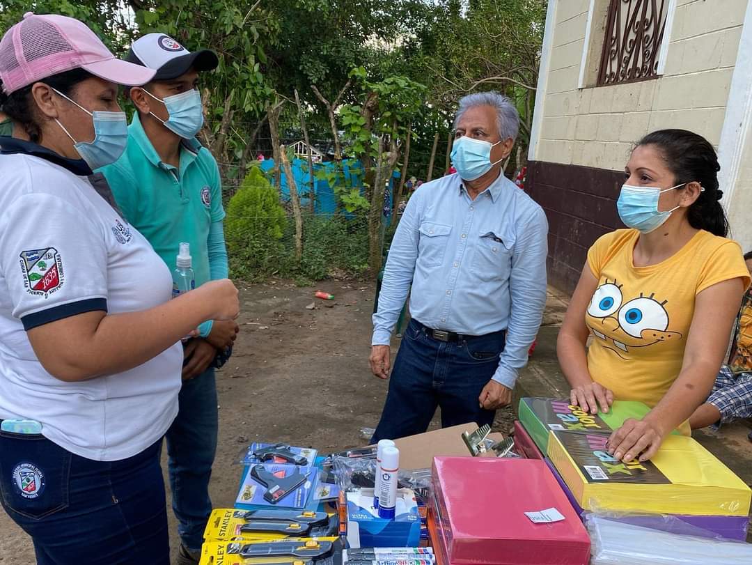 MedardoAlcalde's tweet photo. Junto a la #ADESCO del sector FENADESAL Sur entre Achichilco y Sn Antonio Caminos, y los jóvenes de la comunidad se están articulando esfuerzos para desarrollar el TALLER DE FLORISTERIA gestionado por @Alcaldia_SV y financiado por #FISDL @DesarrolloSV a través del programa #FOHS https://t.co/QD5xj9TFlk