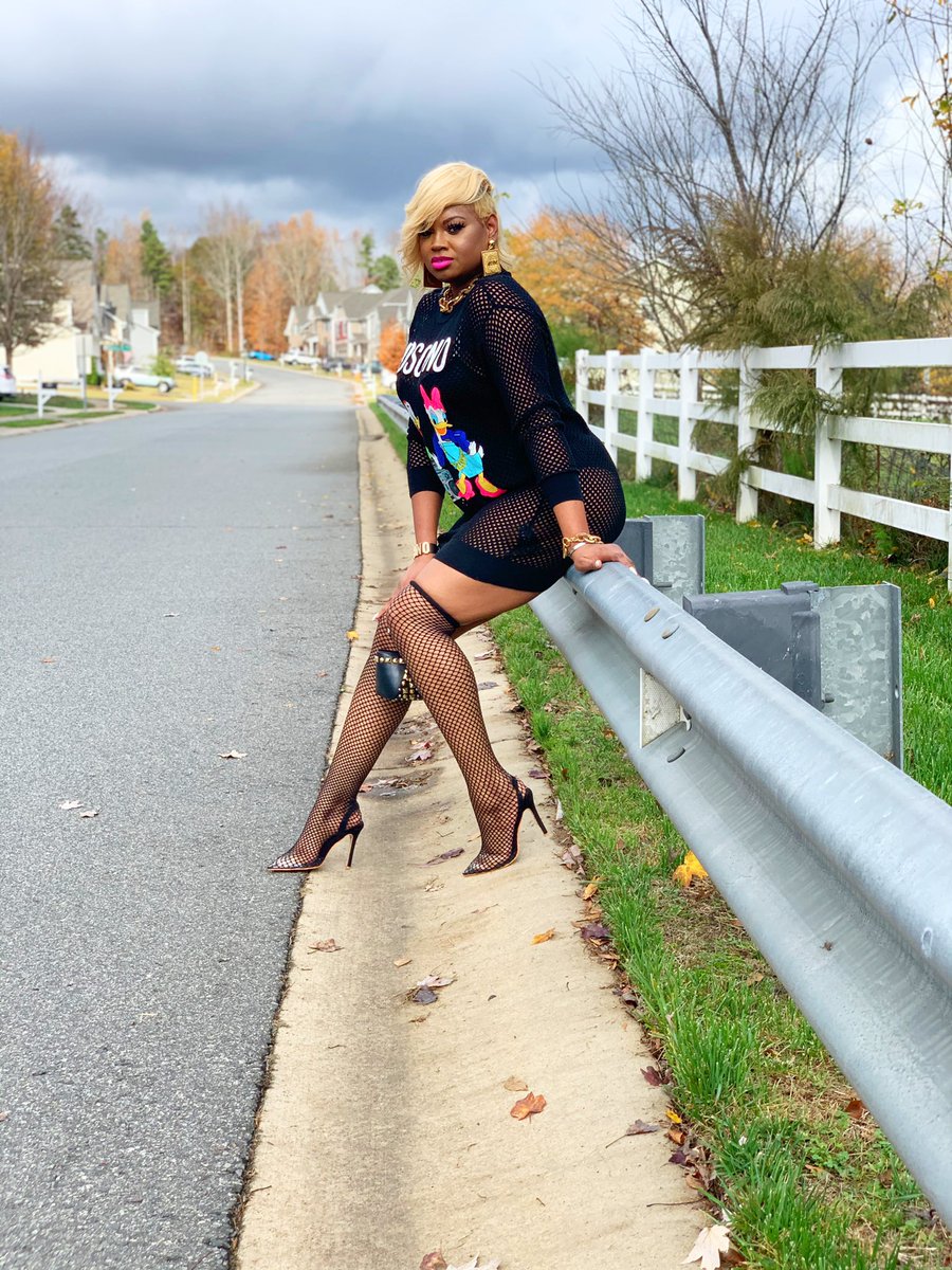 ebyspice's tweet photo. Drop a big bag on a lil' bag, that's too much for a new clutch
Came through for you I'm too clutch

It’s #day4 and the subject is thigh high boots!! My little shoe boots keep rolling down 😩 #ebyslayBday #ebyspiceFashionweek #thighhighboots #moschino #versace #ebyspiceStyle #ootd https://t.co/RY4acYkA7N