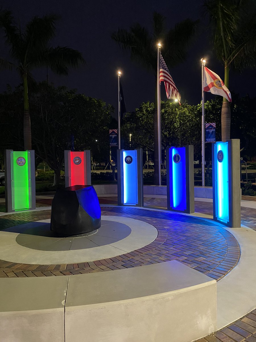 jacengineer's tweet image. Beautiful evening at the #Veterans memorial @ilankauferFL Thank you for your leadership. #VeteransDay2020