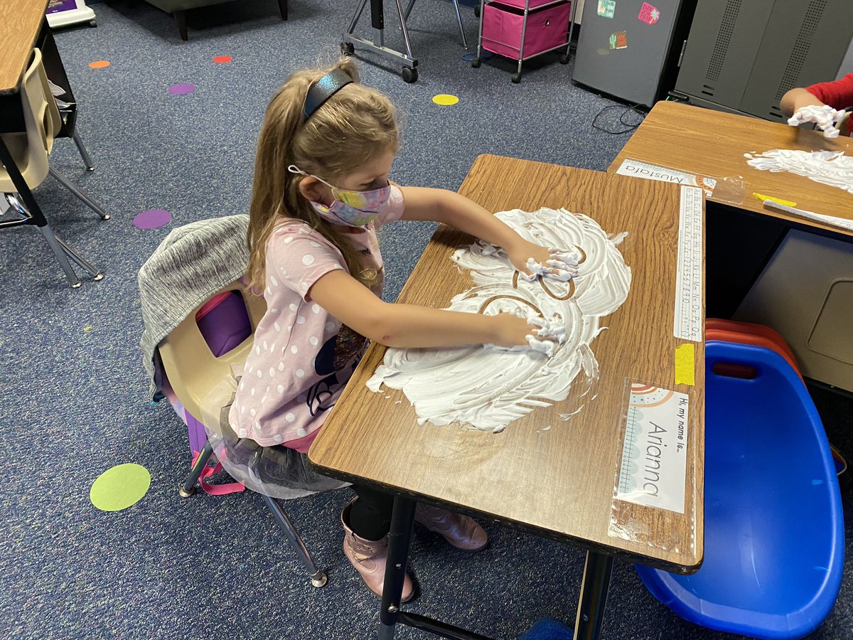 MrsMillerBoyd's tweet photo. We had fun in science today learning about how rain and clouds work with shaving cream! Of course we had to get our hands messy at the end 💛🌧 @BoydBlackhawks https://t.co/24OXHBJpdt