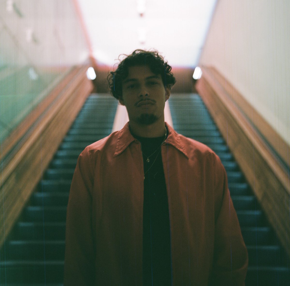 Georgioxv3's tweet photo. Ça y est! Mon nouveau morceau « Les anges dans des robes rouges » est disponible sur toutes les plateformes de stream et le clip demain à 17h🔥
J’espère que le morceau vous plaira, j’ai hâte de lire tous vos retours ! Une nouvelle aventure qui commence!
▶️ https://t.co/3hfbC5TGHQ https://t.co/CVz6bcMYa8