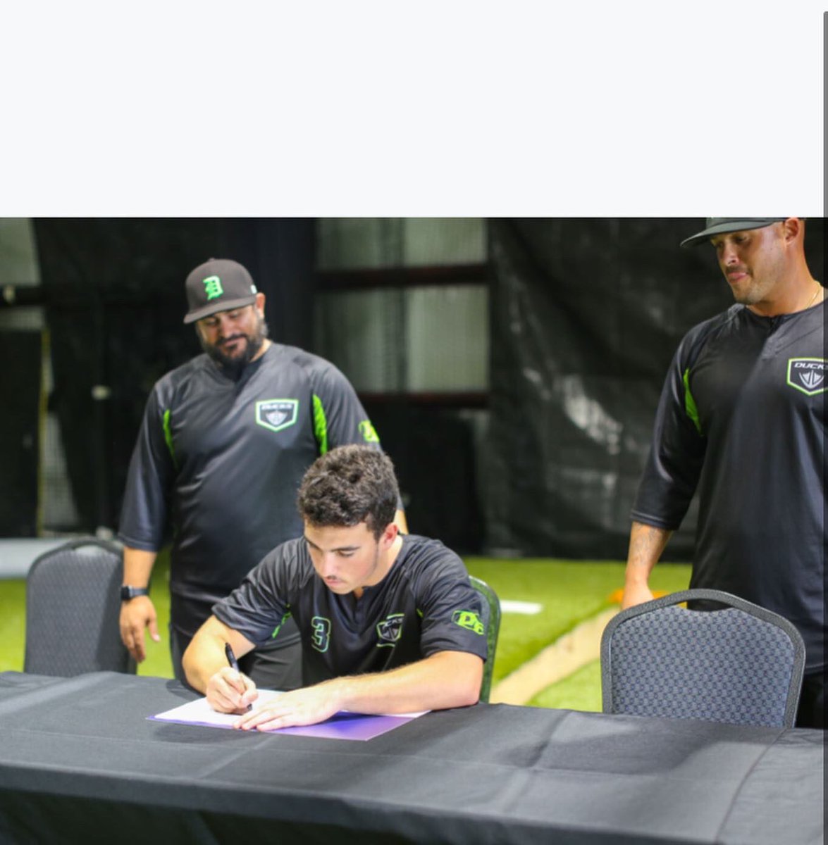 NicolasDescha17's tweet photo. Officially a Hatter! Can’t wait to play ball🎩🦆 https://t.co/henWw4evyJ