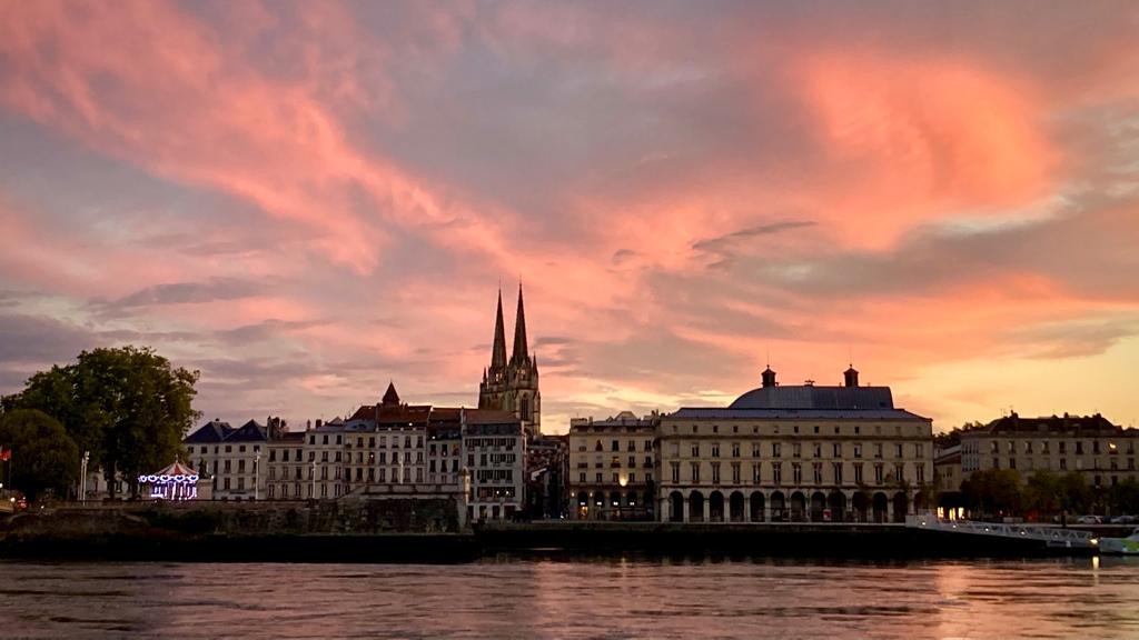 verdealde's tweet photo. @JRhodesPianist Mi hermano Luis me acompañó este verano a Bayona, bella ciudad del sur de Francia. Allí empecé a caminar hacia Santiago por la costa. Este atardecer, fue uno de los regalos de ese día. Sus fotos. https://t.co/tU17Ki1ou0