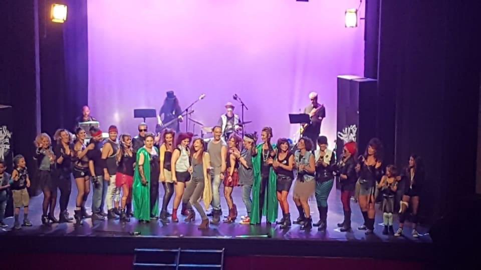 Jaumecabot's tweet photo. Ahir va fer dos anys d’un dels bolos amb els Alocs&amp;Roll acompanyant els #9sAcors en el musical de #Queen “LEsperit del rock”. Aquest va ser a Barcelona i va ser espectacular! I la @bcnlluna la @brunuria27 l’@imagineva i algú més, van venir! https://t.co/BrvnVHj7l7