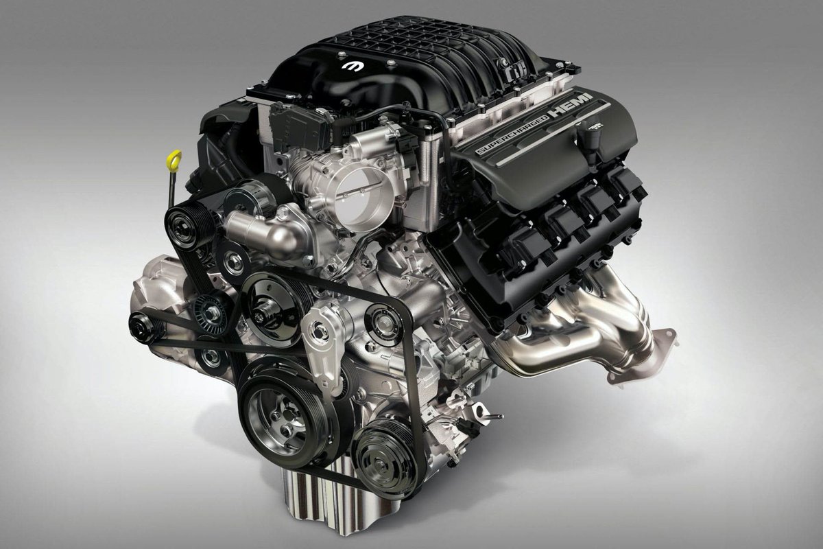 motor16's tweet photo. Este es el #Hellcrate #Redeye, un V8 sobrealimentado de 818 CV hecho por @OfficialMOPAR: https://t.co/FrhAZYdr6c https://t.co/VlgxA7YJbe