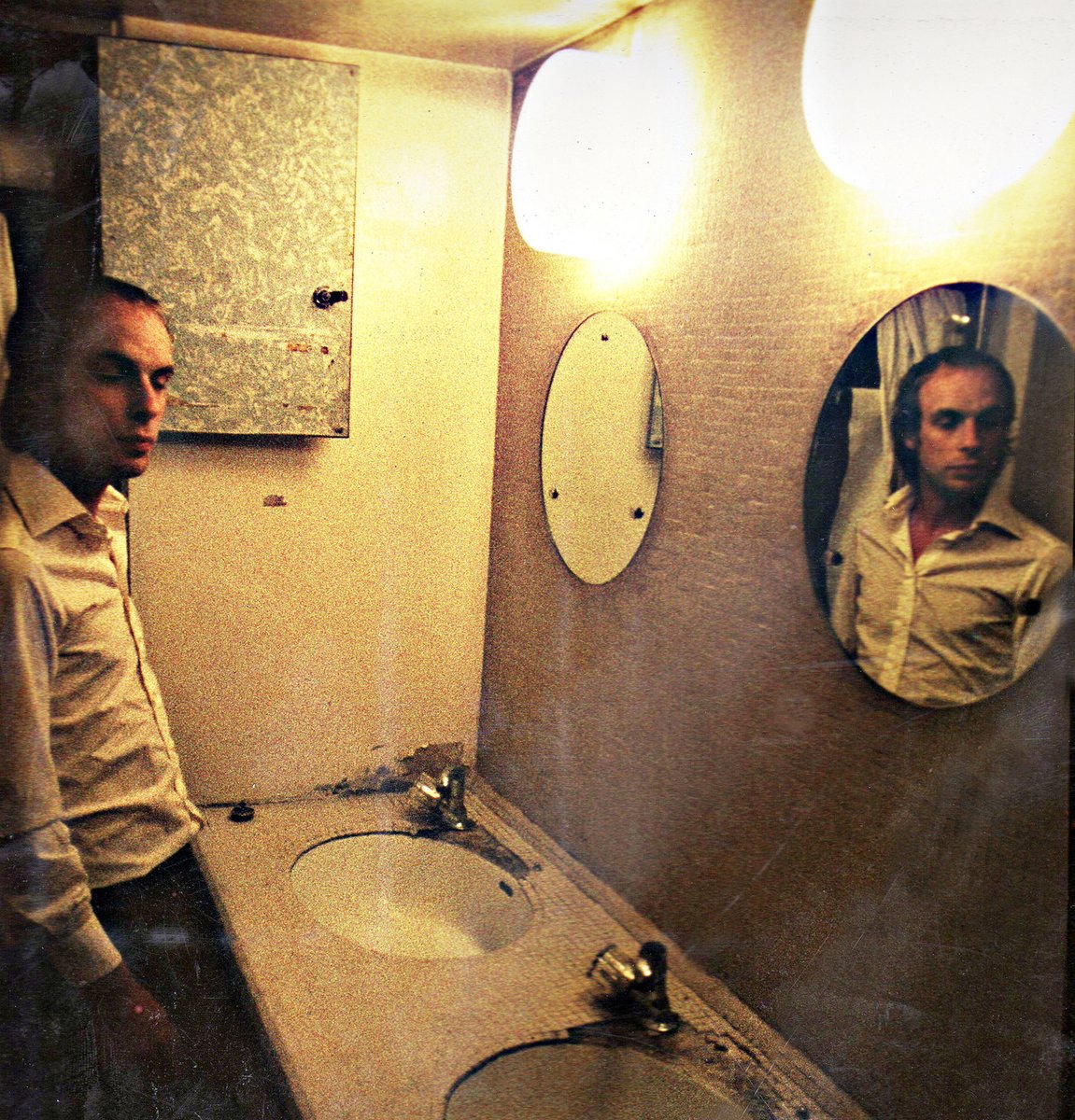 dark_shark's tweet photo. Brian Eno, Basing Street Studios, London, 1975 during the recording of his album Another green World https://t.co/iSShWXpDGZ