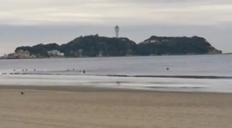 nabe2430's tweet photo. 今朝の鵠沼は曇り。波はスネ程度。インサイドのショアブレイク気味です。頑張ってテイクオフまでかな。ショートは厳しいです。 https://t.co/uNZPFPj1nA