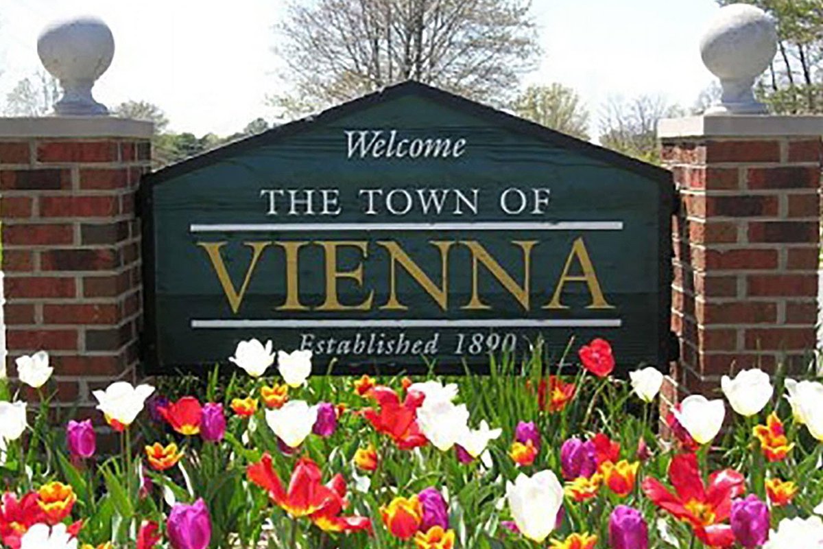 pennylane9091's tweet photo. @MakersMark Vienna, VA, small town with a big heart.   @ViennaVaFoodies supporting local restaurants providing meals to 1st responders &amp; food insecure, raising $70K, feeding thousands.  @ViennaRusticLove, little rustic signs, to show love for our community. #makeitremarkable https://t.co/pnhIyraoHV