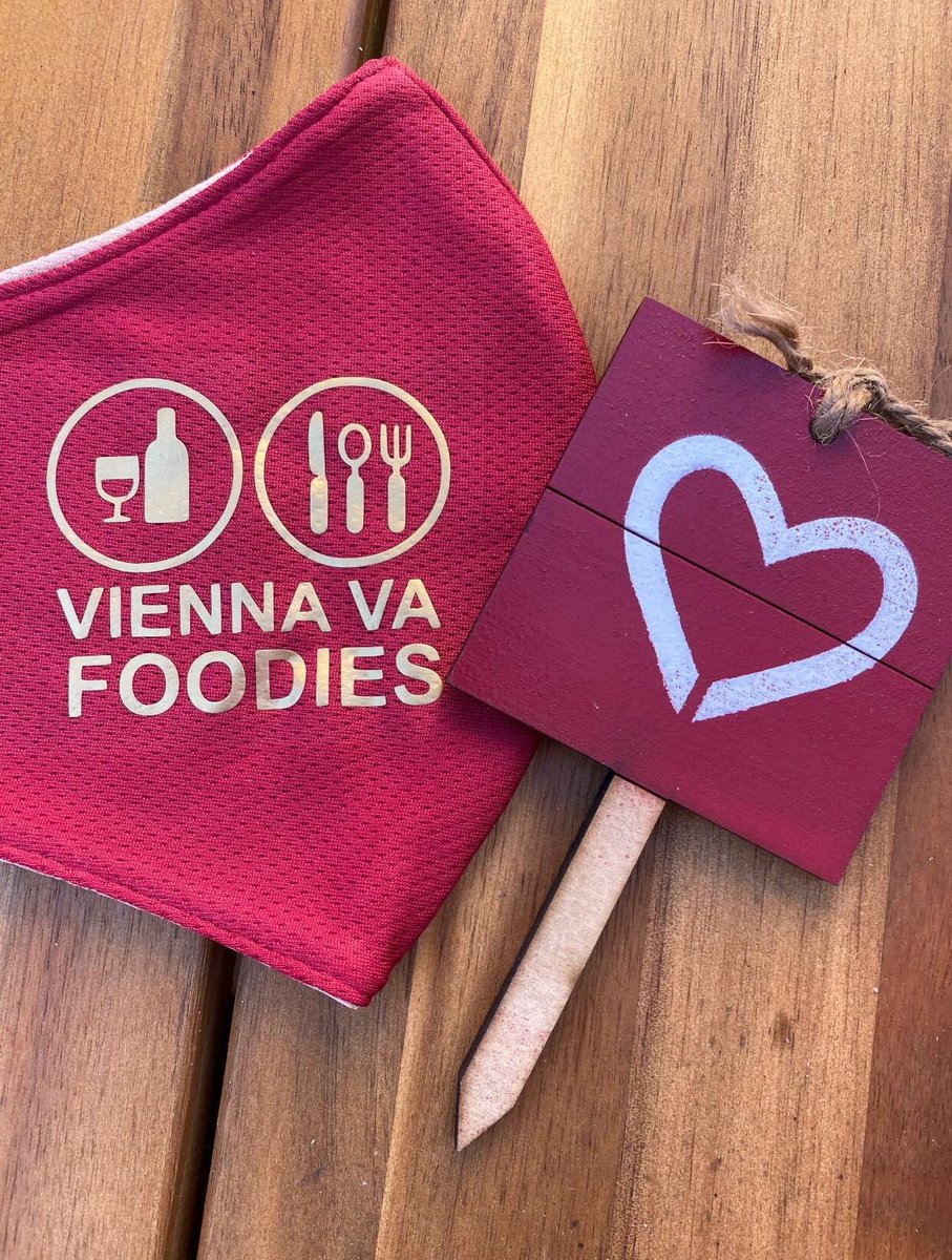 pennylane9091's tweet photo. @MakersMark Vienna, VA, small town with a big heart.   @ViennaVaFoodies supporting local restaurants providing meals to 1st responders &amp; food insecure, raising $70K, feeding thousands.  @ViennaRusticLove, little rustic signs, to show love for our community. #makeitremarkable https://t.co/pnhIyraoHV