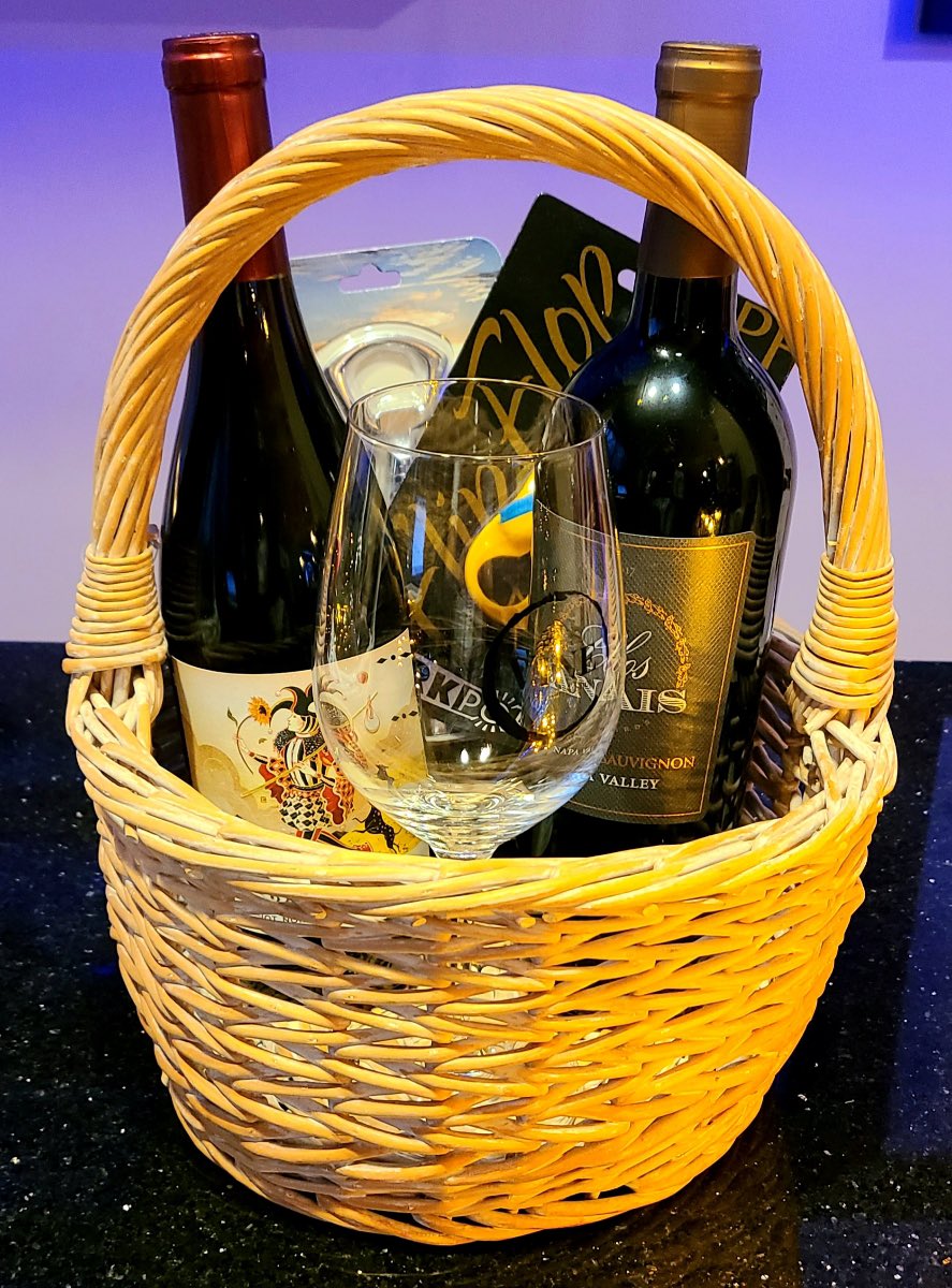Navarre_Beach's tweet photo. Red Holiday basket...Prophecy pinot noir, Clos Anais Cabernet Sauvignon, The VINE wine glass winged cork screw, wine bottle foil cutter $79.99 ($92 value!) Add 2nd wine glass for $10. #thevinenavarre #holday #holidaygiftideas #giftbaskets #navarrebeach #navarreflorida #navarre https://t.co/KzEzCw4zaV