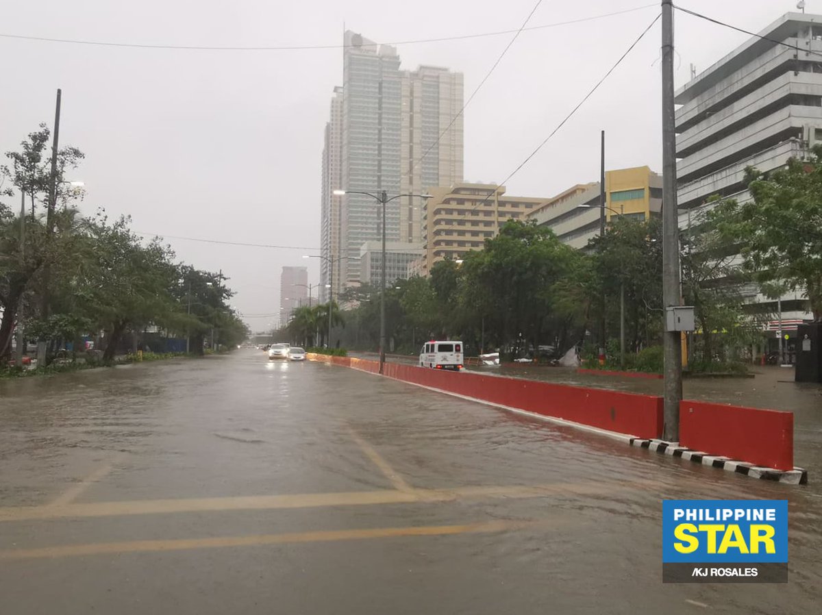 PhilippineStar's tweet photo. Motorists wade through gutter-deep flood along Roxas Boulevard amid the heavy rains brought by Typhoon #UlyssesPH on Thursday morning. https://t.co/26gPodhjWJ