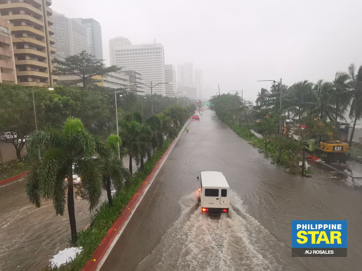 PhilippineStar's tweet photo. Motorists wade through gutter-deep flood along Roxas Boulevard amid the heavy rains brought by Typhoon #UlyssesPH on Thursday morning. https://t.co/26gPodhjWJ