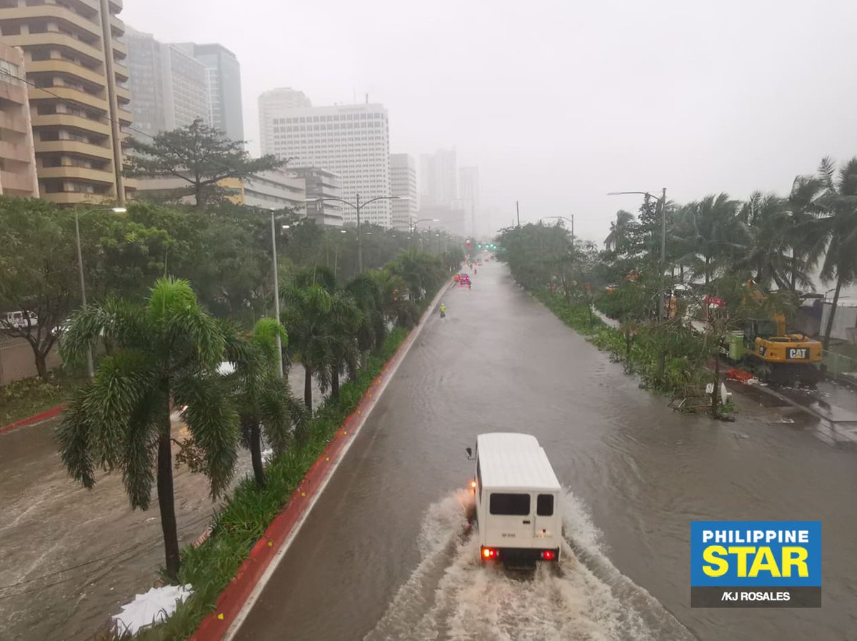 Motorists wade through gutter-deep flood along Roxas Boulevard amid the heavy rains brought by Typhoon #UlyssesPH on Thursday morning.