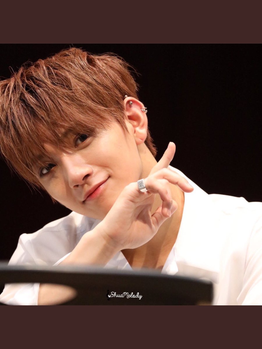 スーツ着て一生懸命働いてる真面目そうな社会人男性にバチボコにピアス ホールがあったりあまり開けないような所に開いてたりすると意外性に悶えるのだけど それと同じ感情でジョシュアのピアスに悶える