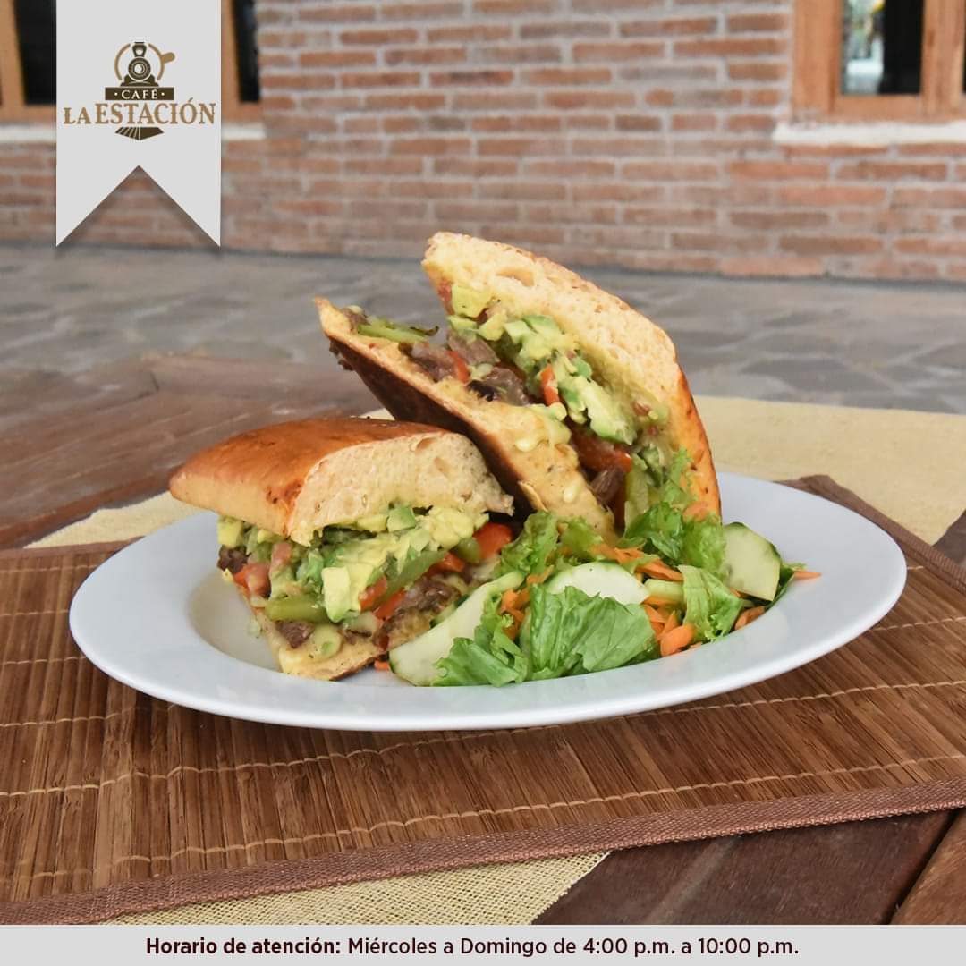 ¿Qué tal un panini hoy?
Ven a La Estación Café y disfruta de este y muchos platillos deliciosos que podrás encontrar aquí 🍽️☕🥙🍝🍔
Te esperamos hasta las 10:00 p.m.
Acceso por Trapiche Museo Interactivo 📍