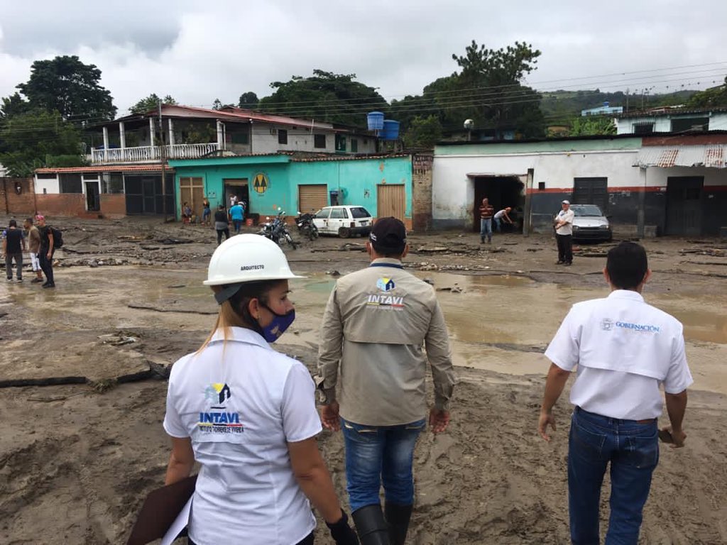GustavoRangelVE's tweet photo. #11Novi El #GabineteDeInfraestructura se encuentra atendiendo la emergencia en #Zorca las lluvias en el Estado Táchira deja a cientos de familias damnificadas, @intavilibre1 hace estudio en el terreno para levantar la magnitud de los daños y apoyar a nuestra gente que lo necesita https://t.co/vBAh9k7nHA