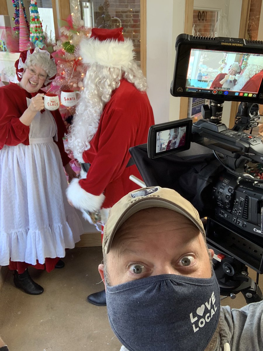 summitvideosvcs's tweet photo. Even Mr. and Mrs. Claus use a teleprompter!
#summitvideoservices #downtownls #canon @canonusa #teamcanon @canonprousa #xf705 @AtomosGlobal #santa #christmas https://t.co/p1TZMbMi8i