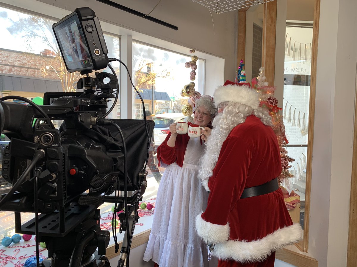 summitvideosvcs's tweet photo. Even Mr. and Mrs. Claus use a teleprompter!
#summitvideoservices #downtownls #canon @canonusa #teamcanon @canonprousa #xf705 @AtomosGlobal #santa #christmas https://t.co/p1TZMbMi8i