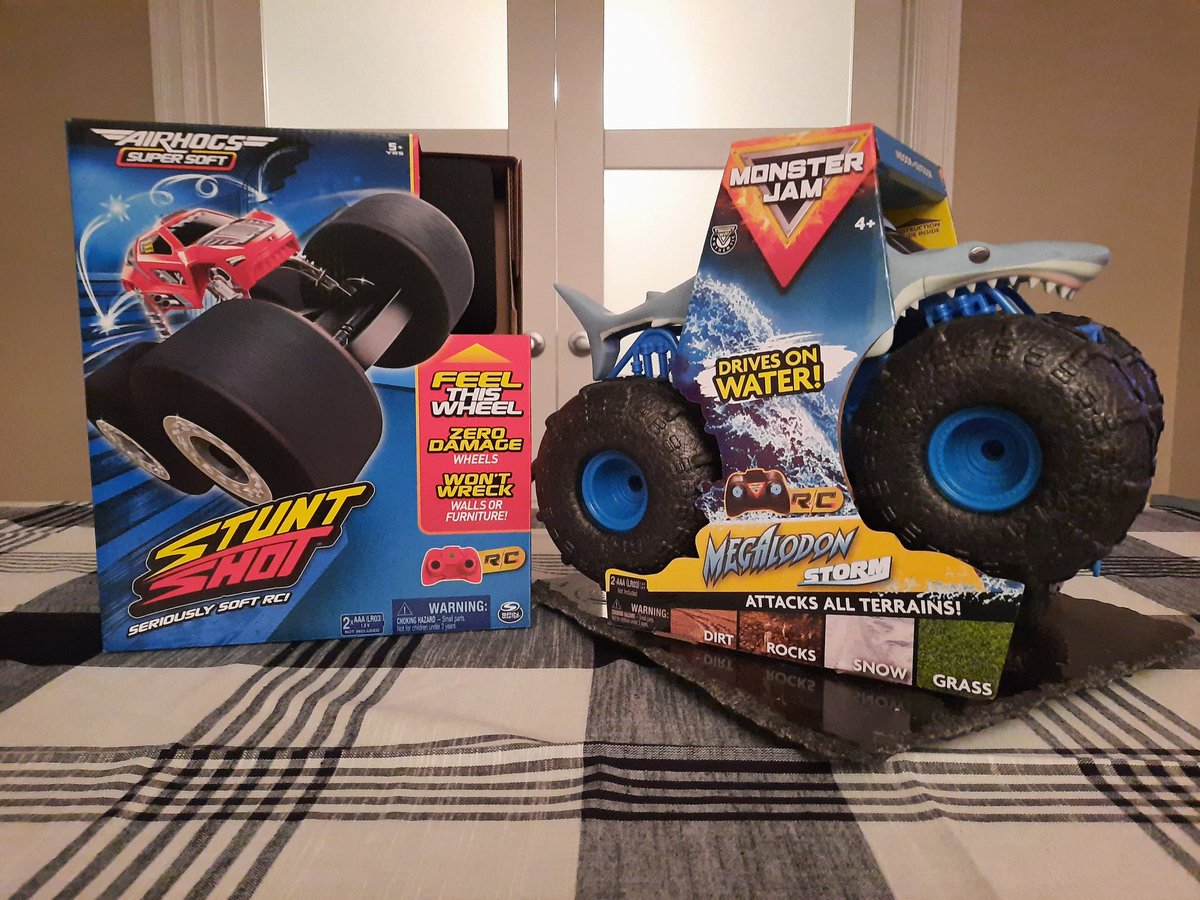 MIfamBrewFun's tweet photo. These are awesome!  Thanks for letting us try these out!! ⁦@SpinMaster⁩ and ⁦@Tryazon⁩. We got to try Ninja Bots, stunt shot and Monster Jam Megalodon.  #spinmaster #tryazon #monsterjammegalodonstorm #airhogs #ninjabots #stuntshot https://t.co/iJGw2uxJEt