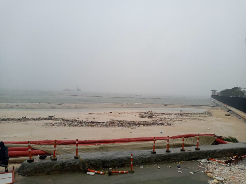 ABSCBNNews's tweet photo. Basura, inanod sa dolomite sand o white sand beach ng Manila Bay | @JeromeLantin https://t.co/6qL5J2q0wx