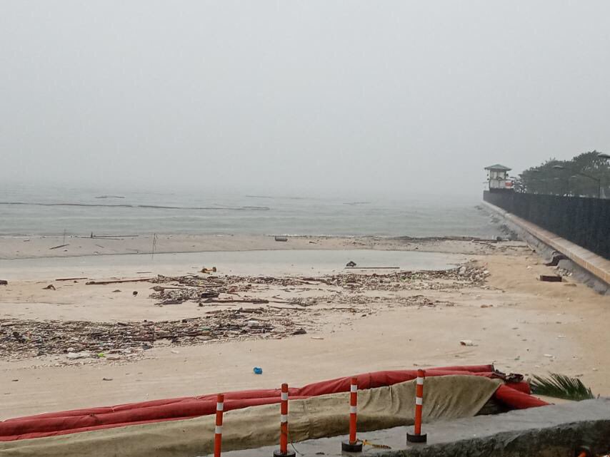 ABSCBNNews's tweet photo. Basura, inanod sa dolomite sand o white sand beach ng Manila Bay | @JeromeLantin https://t.co/6qL5J2q0wx