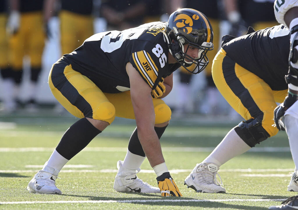 HawkeyeFootball's tweet photo. “𝙄 𝙬𝙖𝙣𝙩 𝙩𝙤 𝙗𝙚𝙘𝙤𝙢𝙚 𝙖 𝙗𝙚𝙩𝙩𝙚𝙧 𝙛𝙤𝙤𝙩𝙗𝙖𝙡𝙡 𝙥𝙡𝙖𝙮𝙚𝙧, 𝙗𝙚𝙩𝙩𝙚𝙧 𝙢𝙖𝙣 𝙖𝙣𝙙 𝙗𝙚𝙩𝙩𝙚𝙧 𝙩𝙚𝙖𝙢𝙢𝙖𝙩𝙚.” 

Meet freshman TE @lukelachey ⤵️

Story/Photos/Video: https://t.co/h1kwjVxNGV | #Hawkeyes https://t.co/8BS4yhuvJf