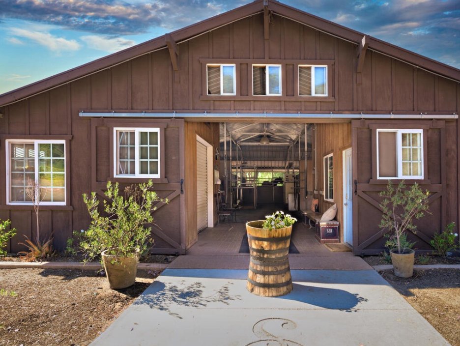 RedneckVine's tweet image. Make sure you visit our Sweet Oaks Equestrian Center! 

We’re proud to provide an exceptional, safe and beautiful environment for your horses here at Sweet Oaks. 🐴 

Sign up for your accommodations today: sweetoaks.com/sweet-oaks-ran…