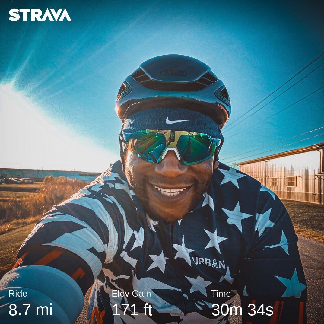 Mariothatsmiles's tweet photo. It was 🥶, 💨 and I was losing ☀️ but I had to take Purple Rain out on a short Veterans Day ride. I’m proud to be an 🇺🇸 . Thank you again to all those who have served. #rokarx #madoneslr #cycling #cyclingphotos #madone #velo #strava #lifebehindbars #rideyourbike #sram #sramforce https://t.co/qhwTo4hiVR